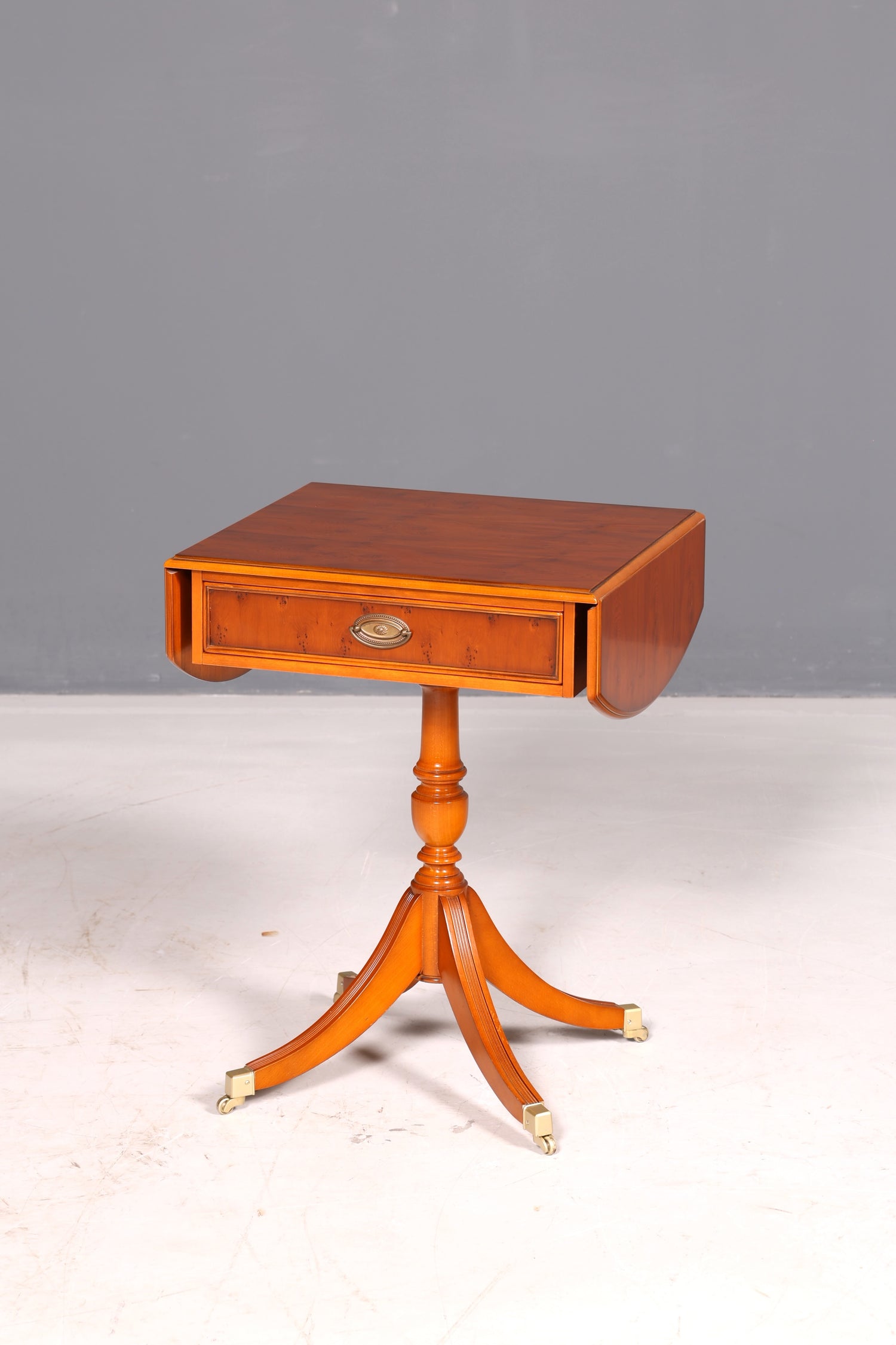Prachtige originele Heldense bijzettafel van taxushout, klaptafel, opbergtafel, ladekast, telefoontafel