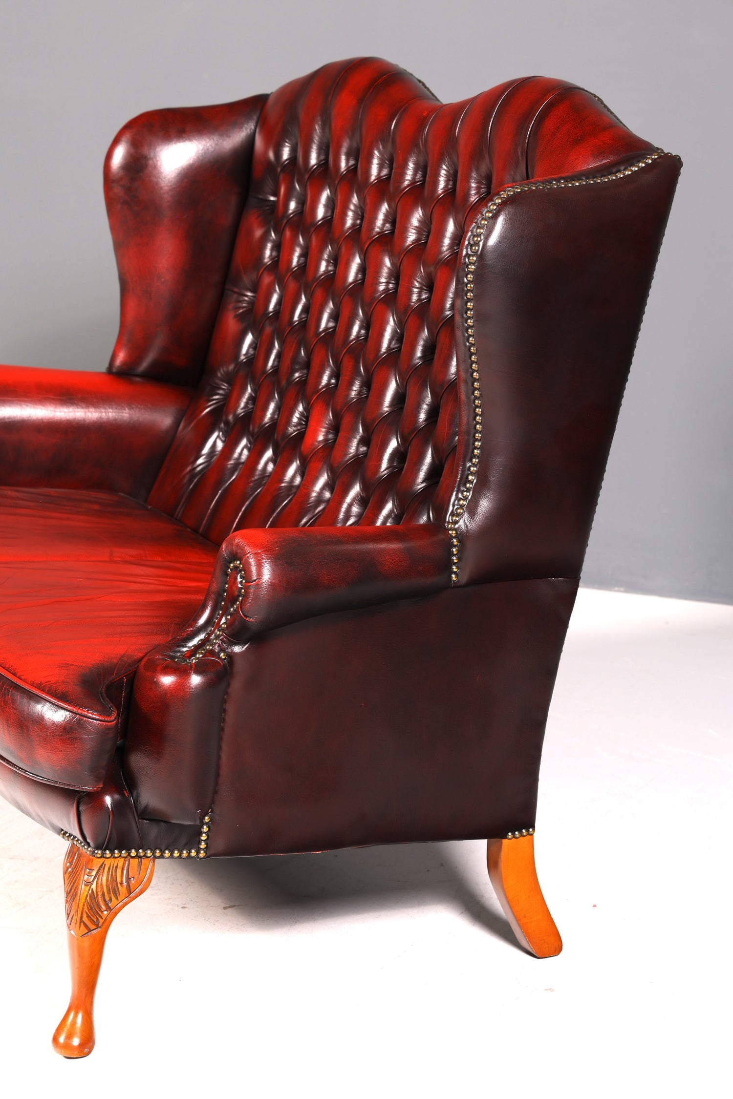 Wunderschönes Original Chesterfield Queen Anne Sofa 2-Sitzer Sofa Englische Leder Couch England Polstersofa