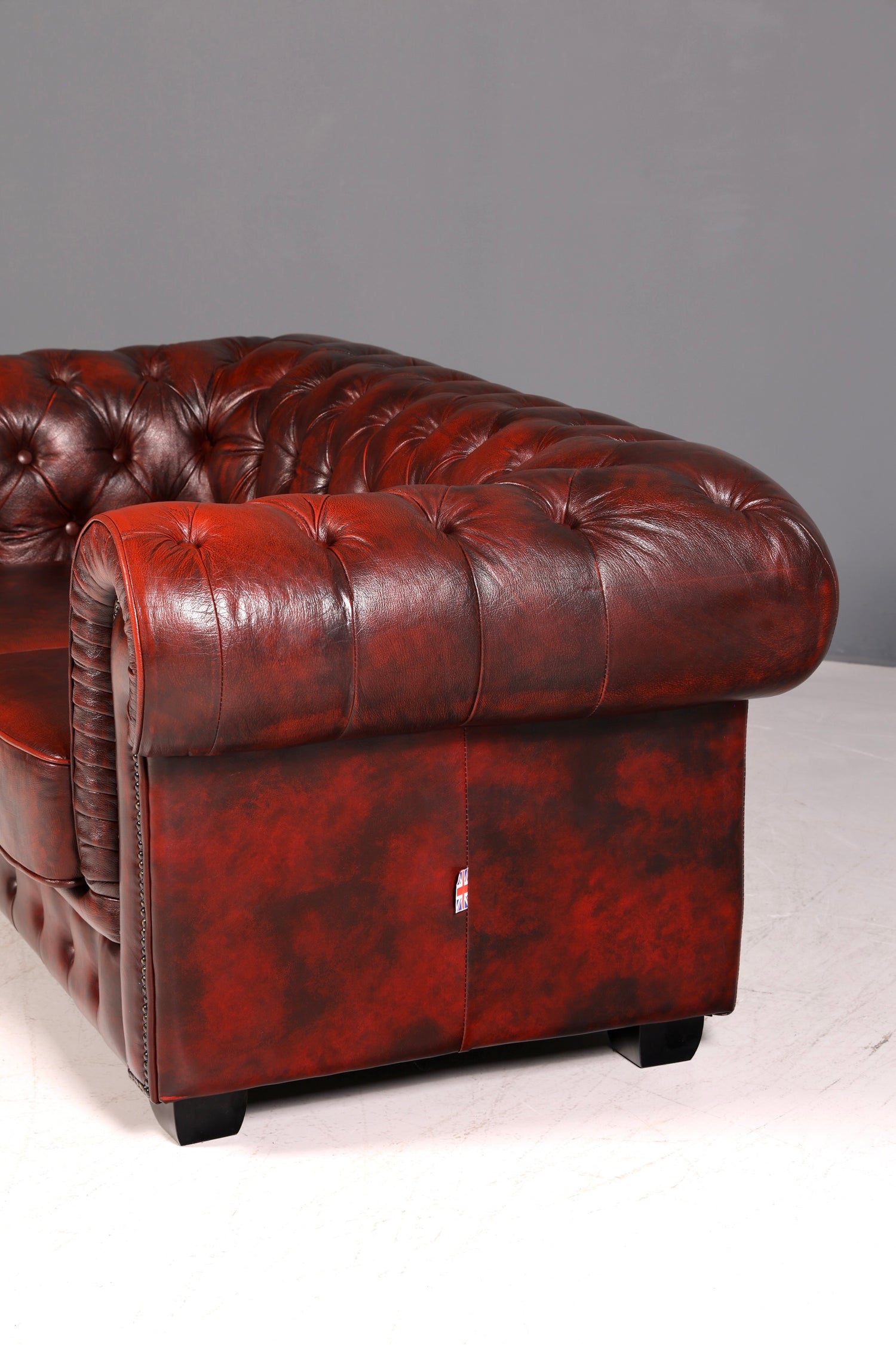 G074 Finish Wunderschönes Original Chesterfield 2er Sofa Englisch Oxblood Leder 2- Sitzer Couch