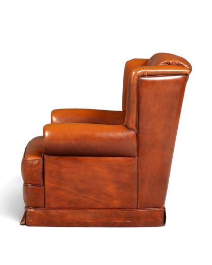 Hauptstadt Möblerei Chesterfield Sessel in cognacfarbenem Echtleder mit klassischer Knopfheftung, Seitenansicht