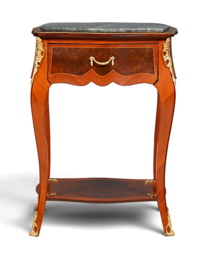 Hauptstadt Möblerei Louis XV Beistelltisch aus Holz mit Marmorplatte, Messingverzierungen und Intarsien im Barockstil