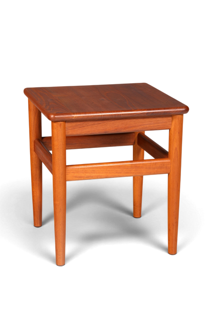 Hauptstadt Möblerei Mid-Century Beistelltisch aus Teakholz im dänischen Design mit quadratischer Platte