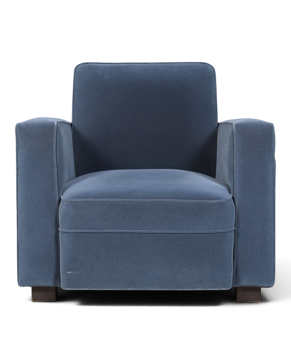 Hauptstadt Möblerei H873 Sessel in blauem Samt mit geradlinigem Design und dunklen Füßen vor grauem Hintergrund