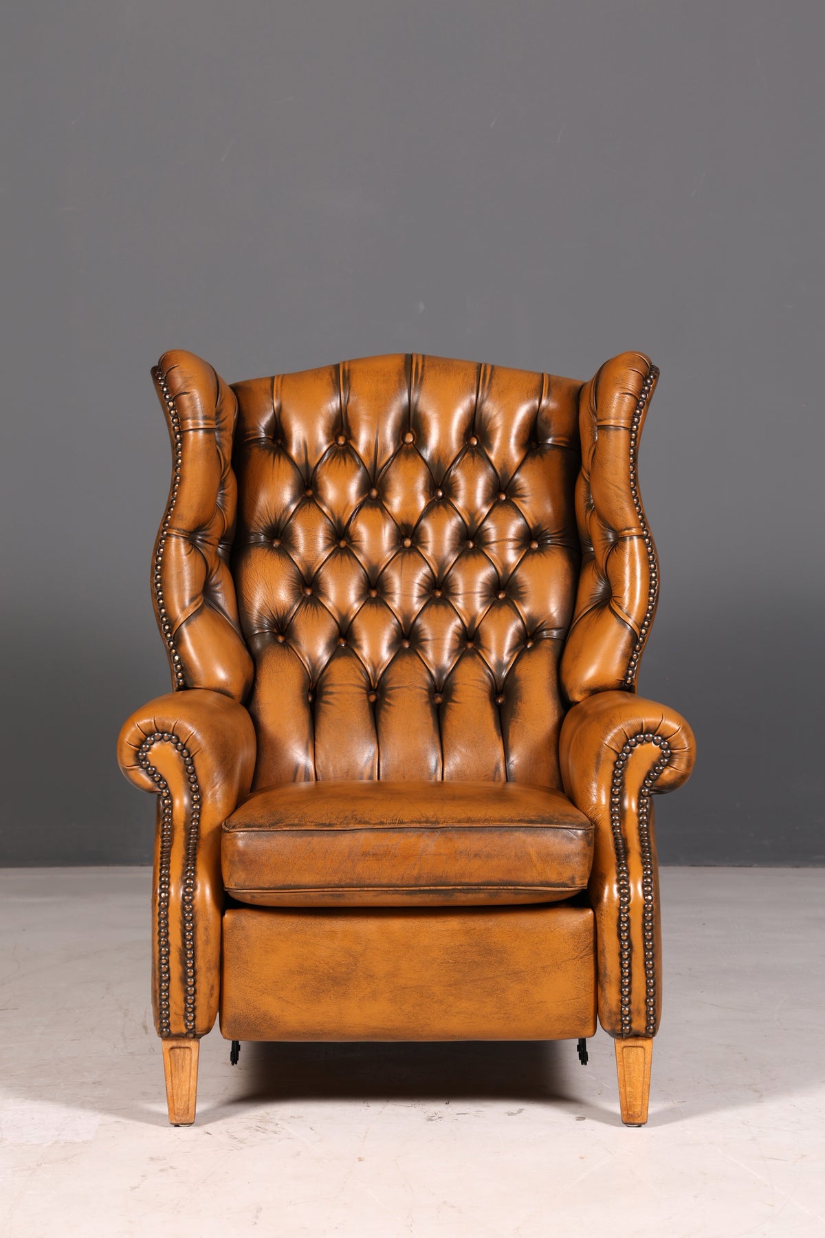 Prachtige originele Chesterfield-oorfauteuil van echt Engels leer, herenfauteuil, relaxfauteuil met ligfunctie, vintage