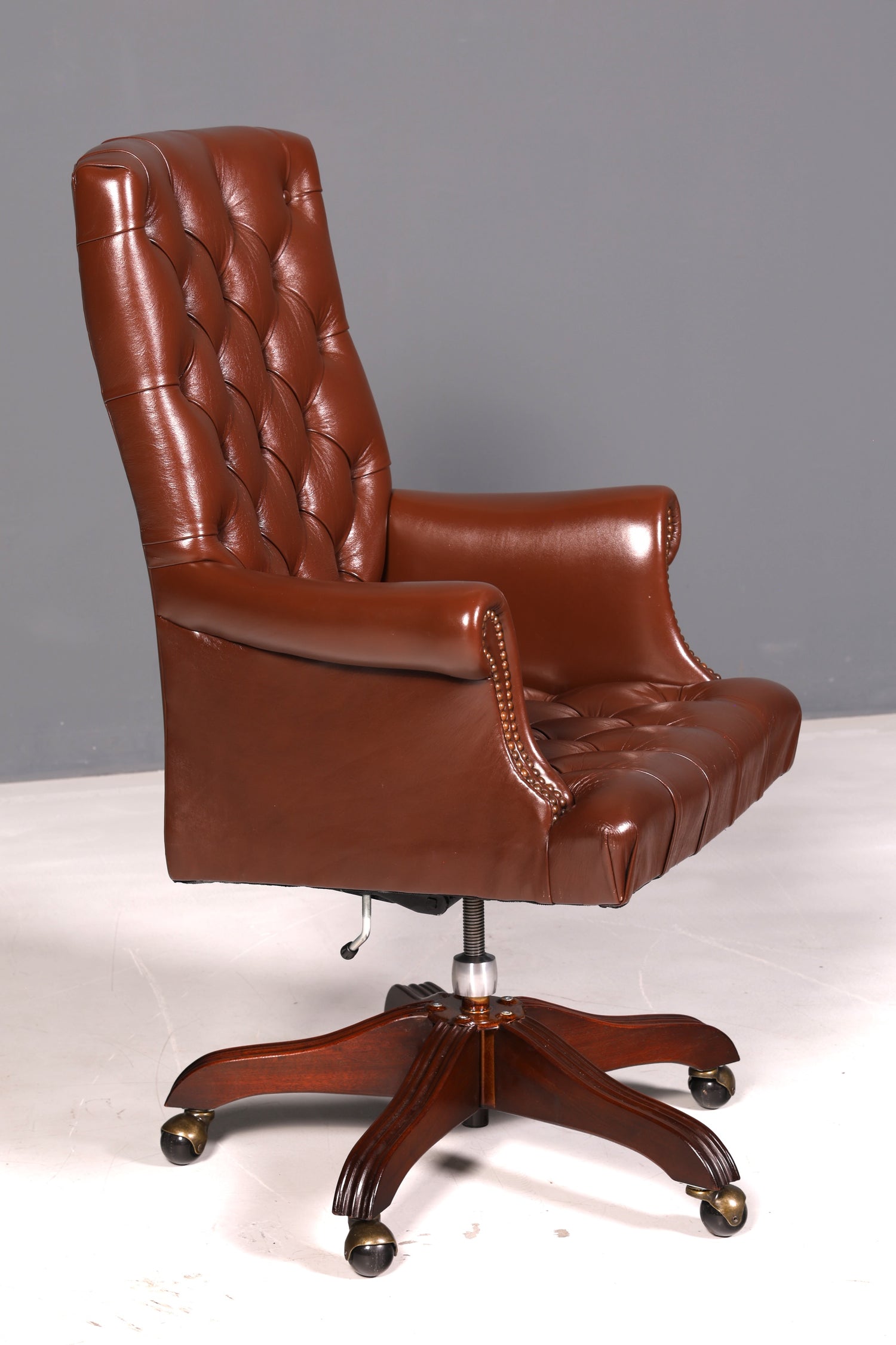 Elegante Chesterfield-directiestoel, bureaustoel van echt leer, bruin, draaistoel, werkstoel, kantoorstoel