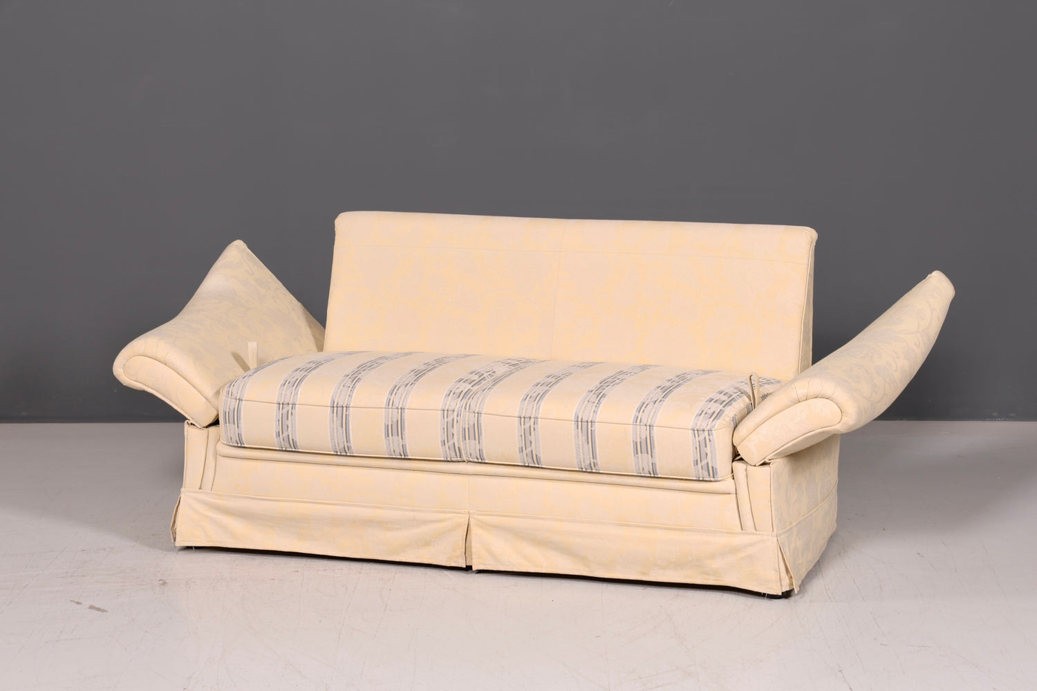 Wunderschönes Landhaus Sofa mit Hocker Englischer Stil Creme 2-Sitzer Couch Stoff Polstersofa Landhausstil Zweisitzer