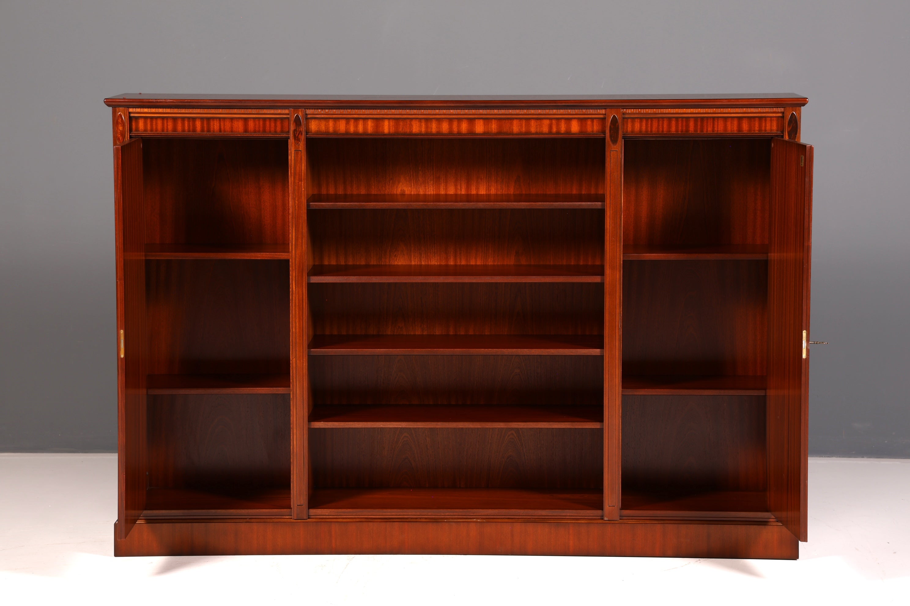 Prachtige boekenkast in Engelse stijl van mahoniehout, boekenplank en boekenrek, antiek vintage ontwerp