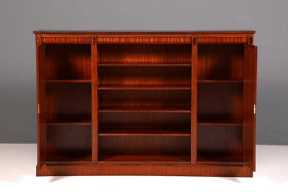 Prachtige boekenkast in Engelse stijl van mahoniehout, boekenplank en boekenrek, antiek vintage ontwerp