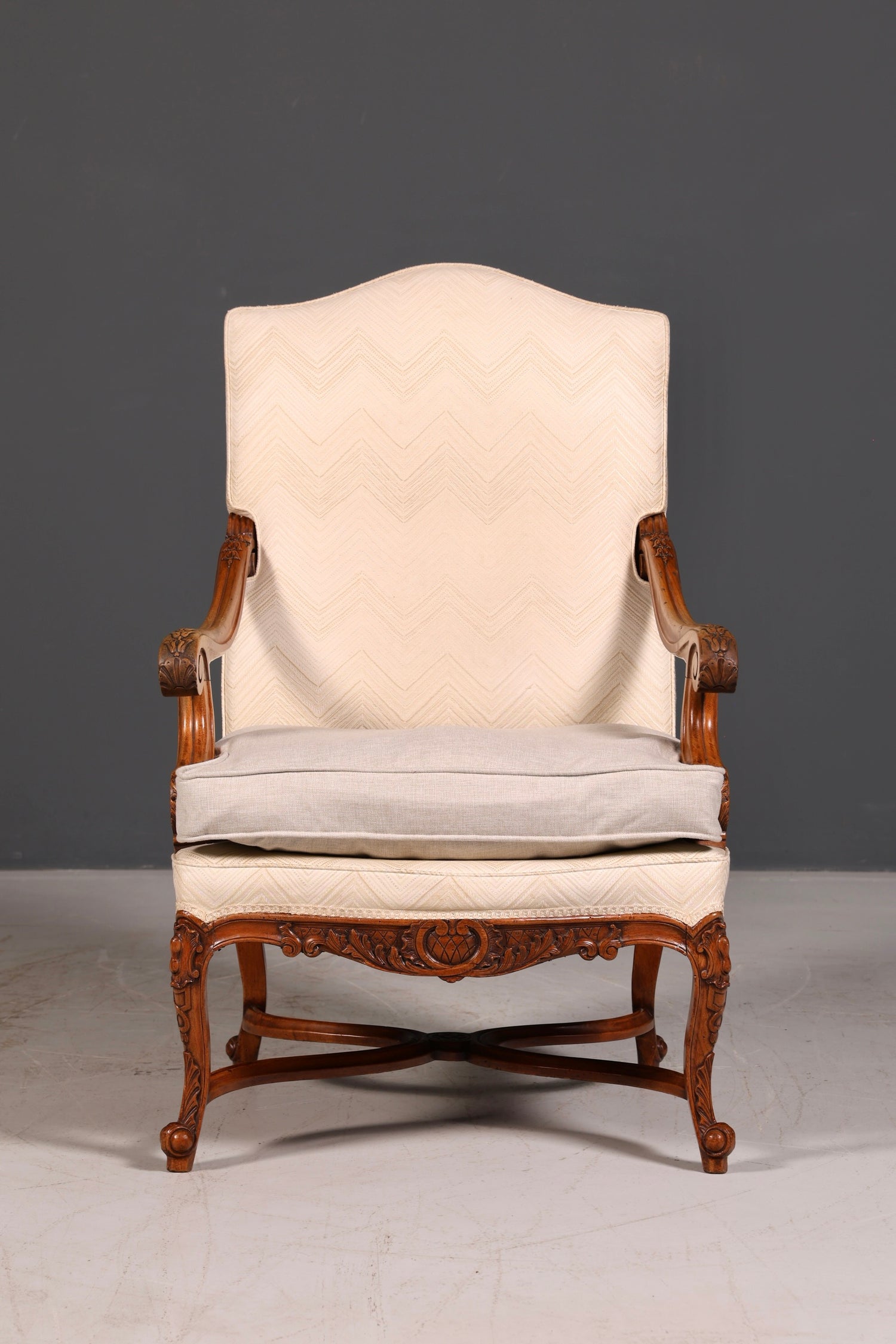 Elegante Louis-Philippe-fauteuil met armleuningen uit de Gründerzeit, antieke fauteuil, gestoffeerde fauteuil, 1 van 2