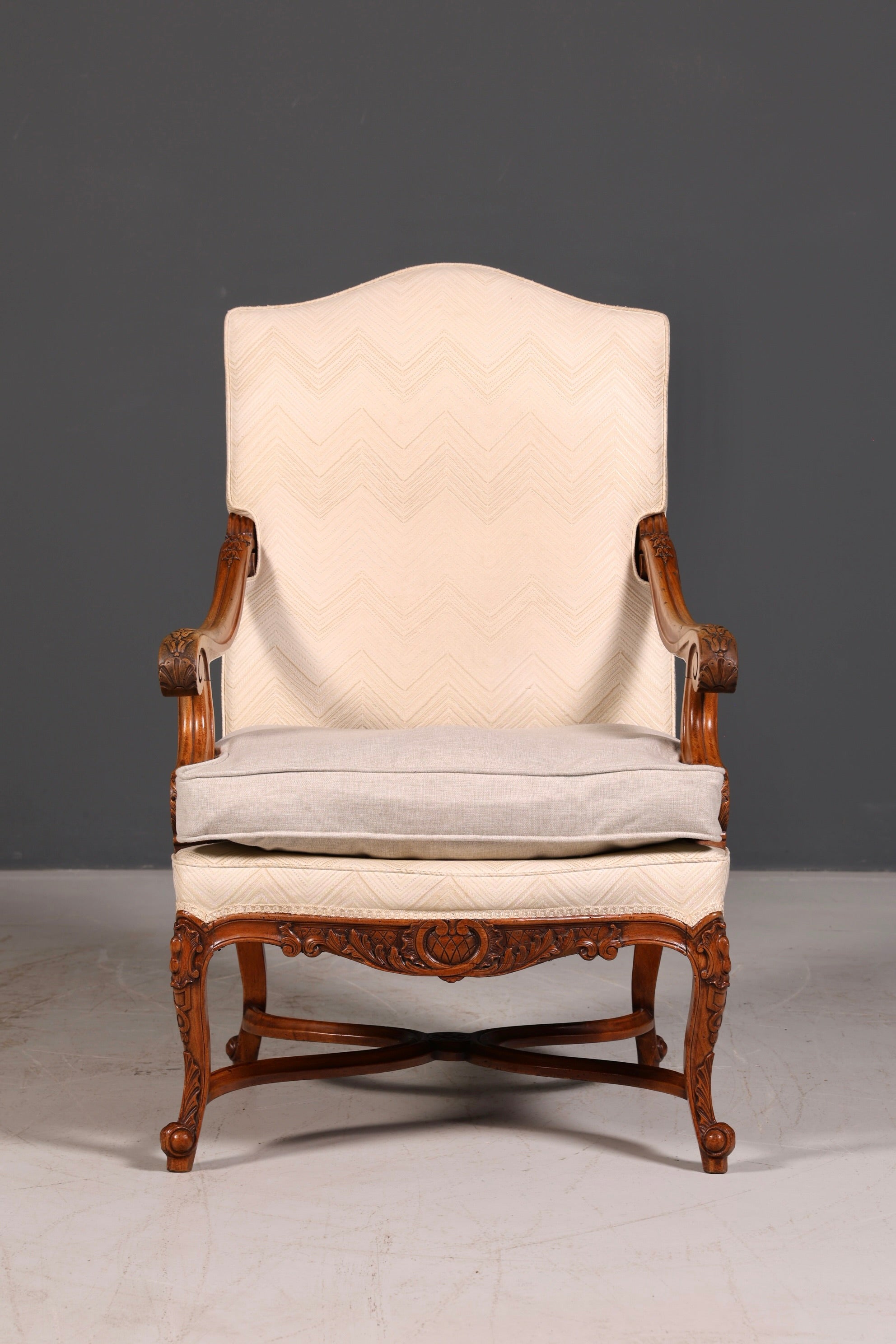 Elegante Louis-Philippe-fauteuil met armleuningen uit de Gründerzeit, antieke fauteuil, gestoffeerde fauteuil, 1 van 2