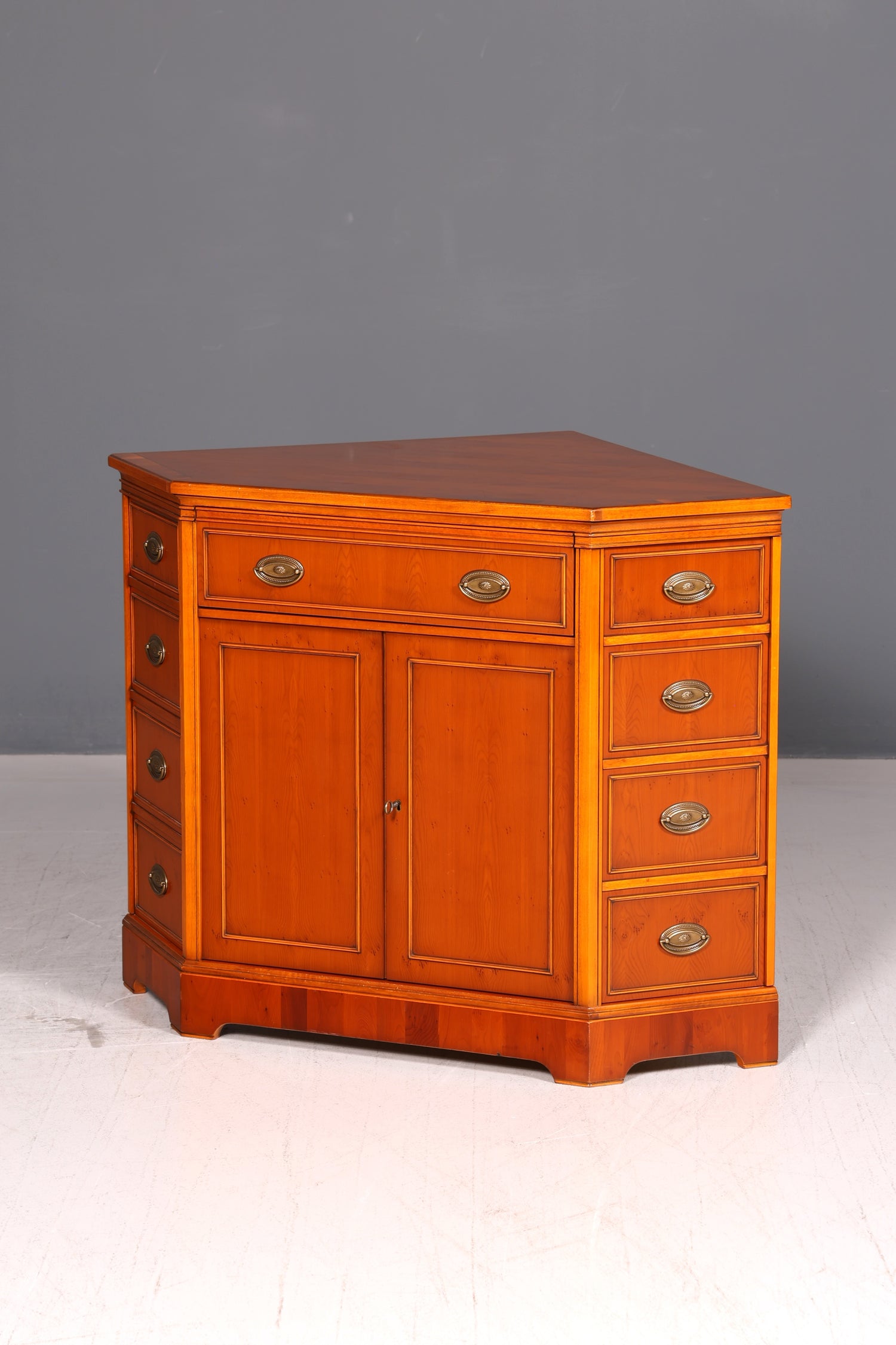 Edler Eckschrank der Marke Heldense Eibe Eckkommode Kommode Sideboard Schrank Antik Vintage