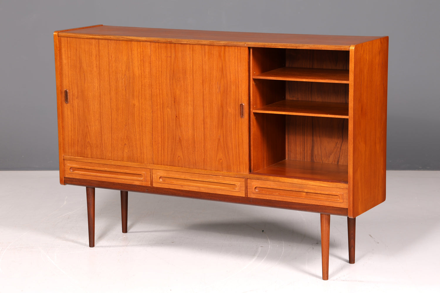 Stilvolles Mid Century Highboard Teak Holz Danish Design Sideboard Schrank Vintage Kommode Skandinavisch