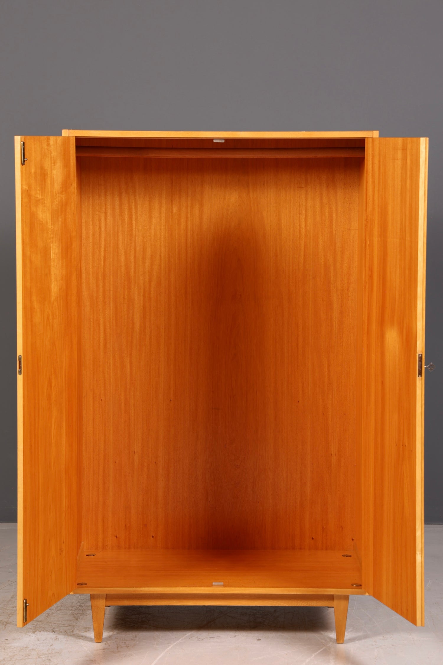 Traumhafter Original Hellerau Kleiderschrank Mid Century Vintage Schrank Retro Wäscheschrank Dielenschrank