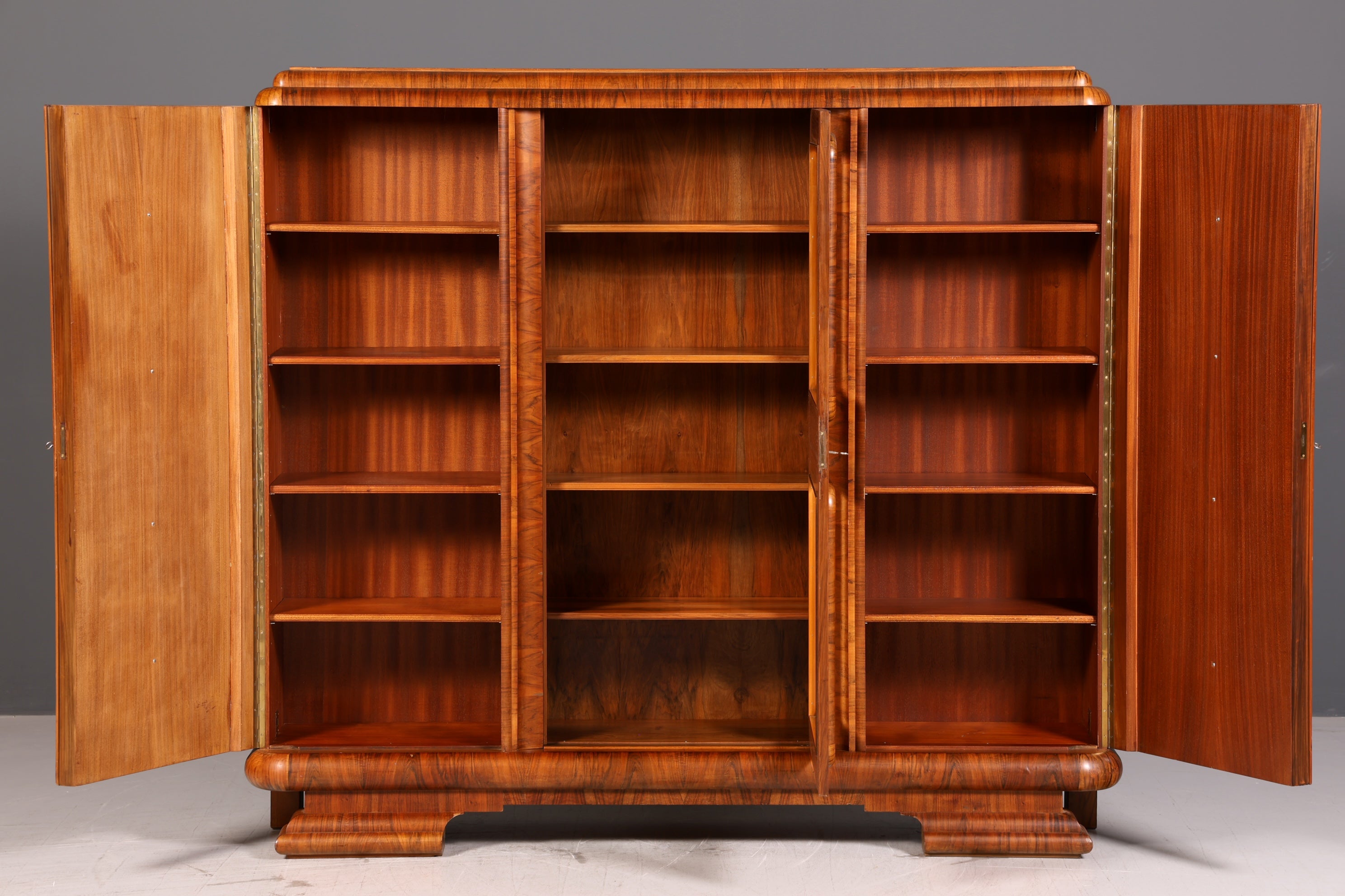 Beeindruckende Original Art Deco Vitrine Nussbaum Bücherschrank Glasvitrine Schrank Antik Massivholz Vintage