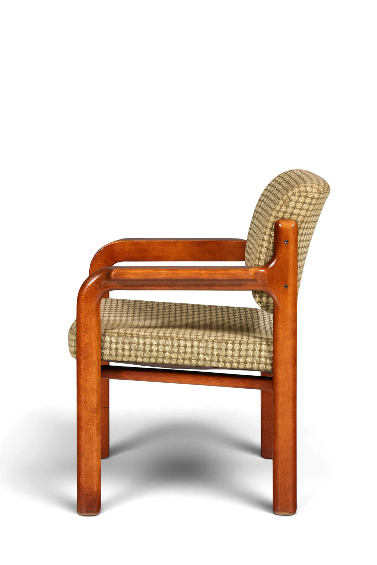 Hauptstadt Möblerei Mid Century Armlehnstuhl aus Holz mit gemustertem Stoffbezug in Seitenansicht