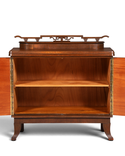 Hauptstadt Möblerei Jugendstil Sideboard aus massiver Eiche mit offenem Innenraum und dekorativem Aufsatz