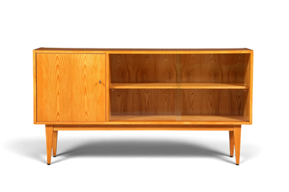Hauptstadt Möblerei Hellerau Sideboard Modell 602 aus Holz mit Glasschiebetüren im Mid Century Design