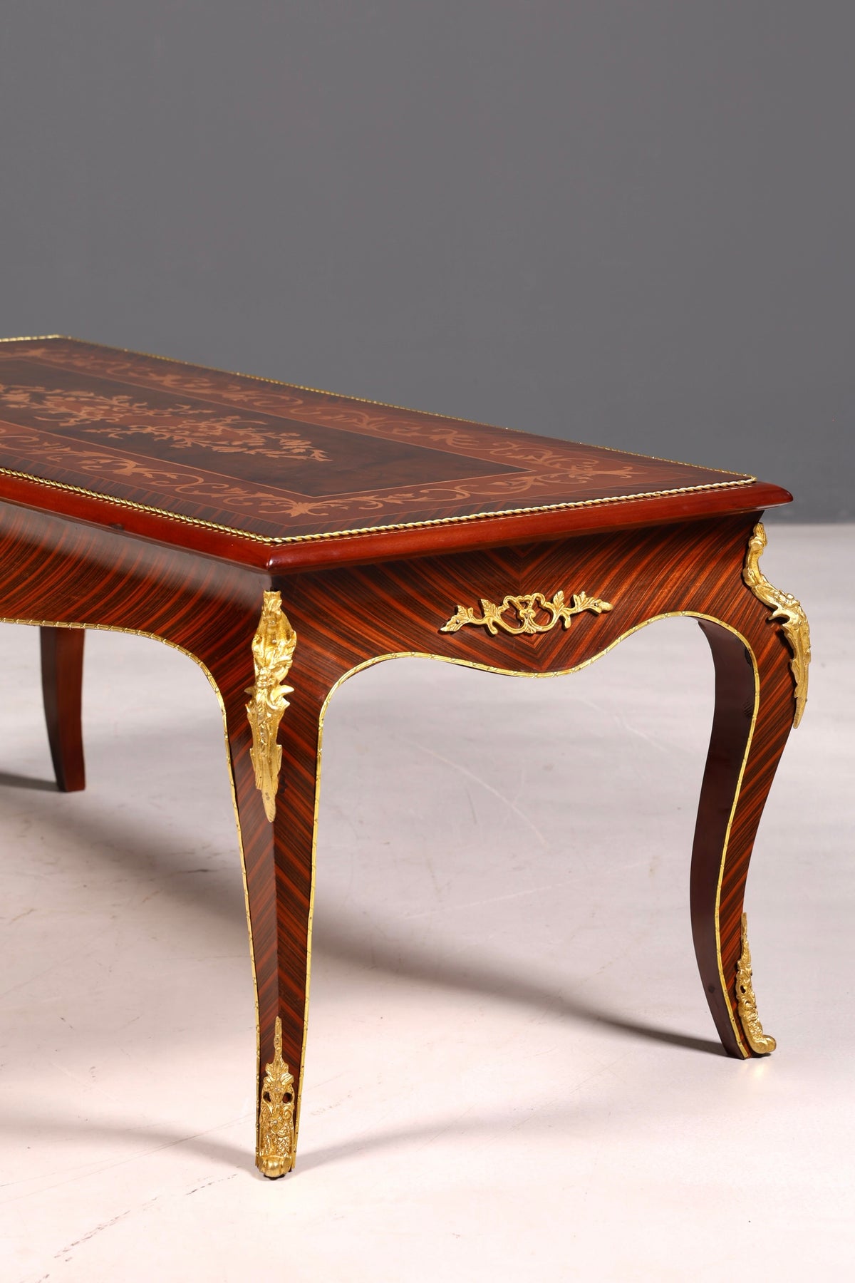 Prachtige barokke salontafel met inlegwerk, antiek messing, voor de woonkamer