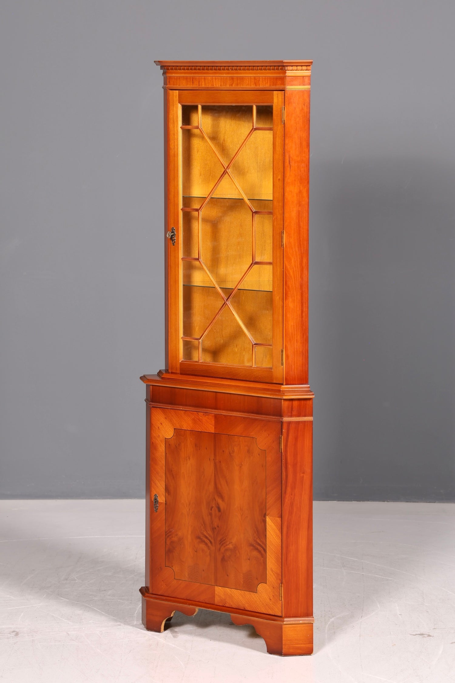 Wunderschöne Englische Eckvitrine 60er Eibe Schrank Eckschrank Glasvitrine Vitrine Vintage