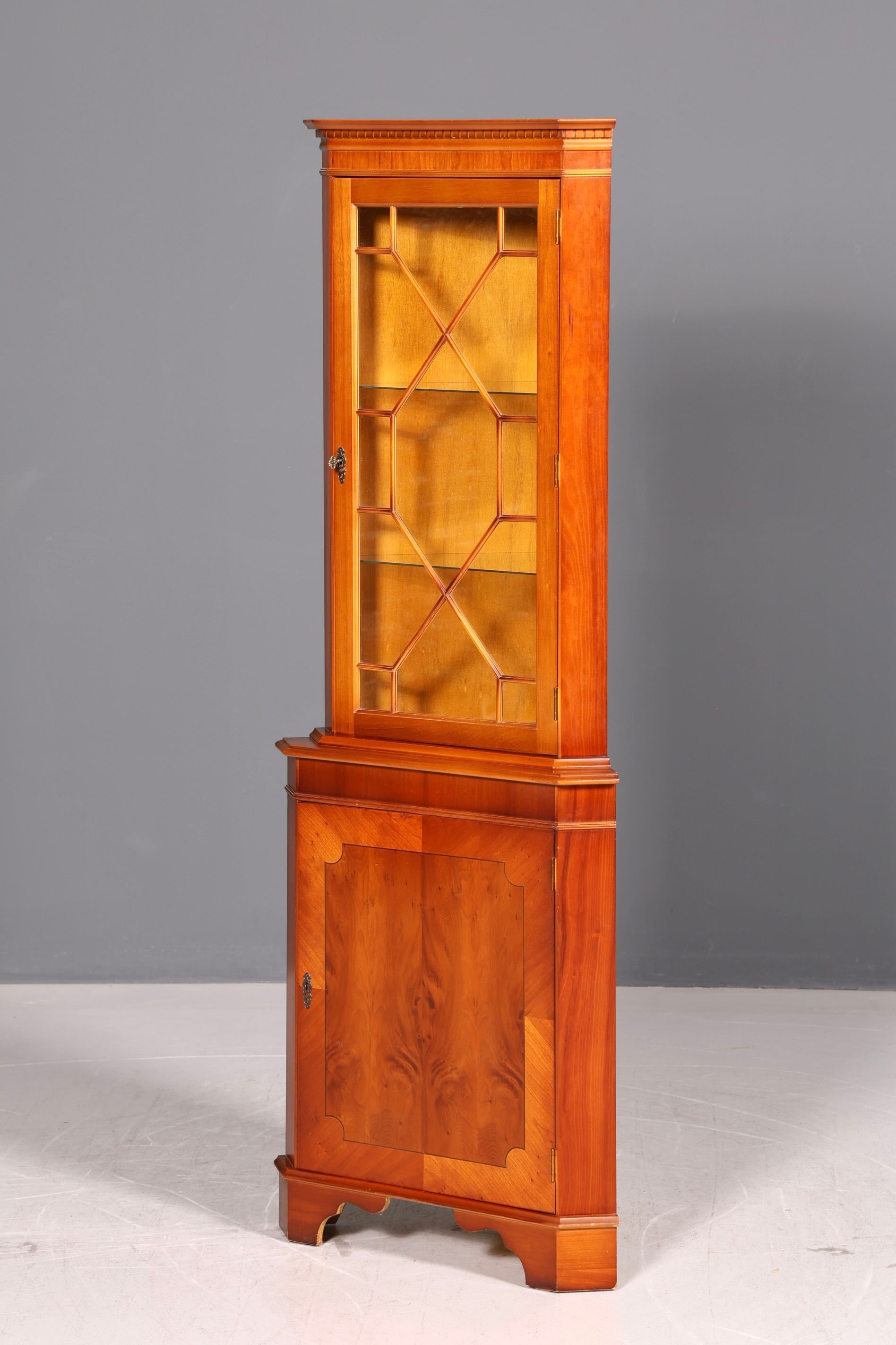 Wunderschöne Englische Eckvitrine 60er Eibe Schrank Eckschrank Glasvitrine Vitrine Vintage