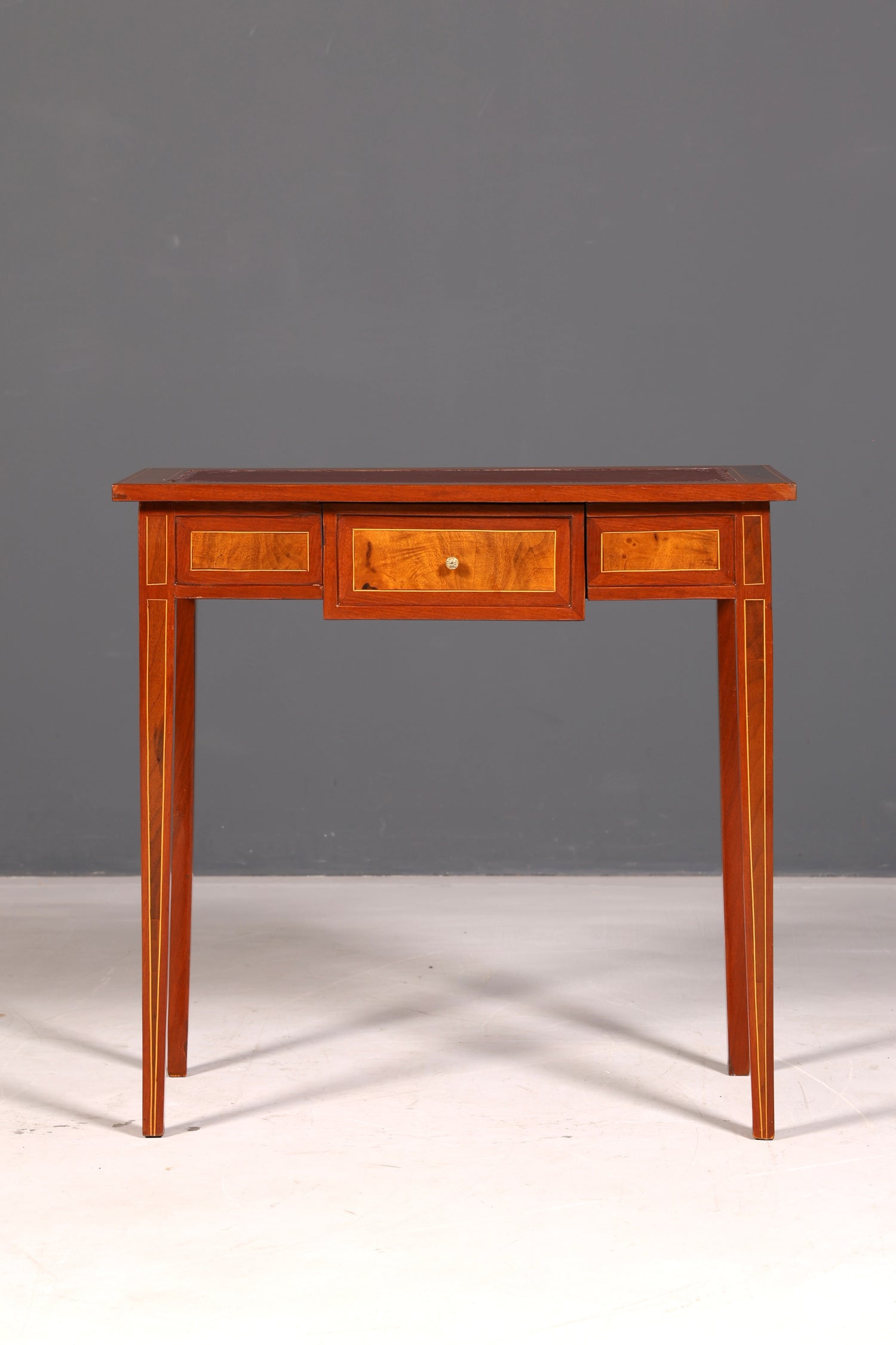 Prachtige verfijnde schrijftafel in antieke Franse stijl, echt houten bureau, kantoortafel