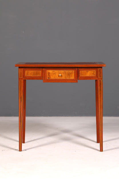 Prachtige verfijnde schrijftafel in antieke Franse stijl, echt houten bureau, kantoortafel