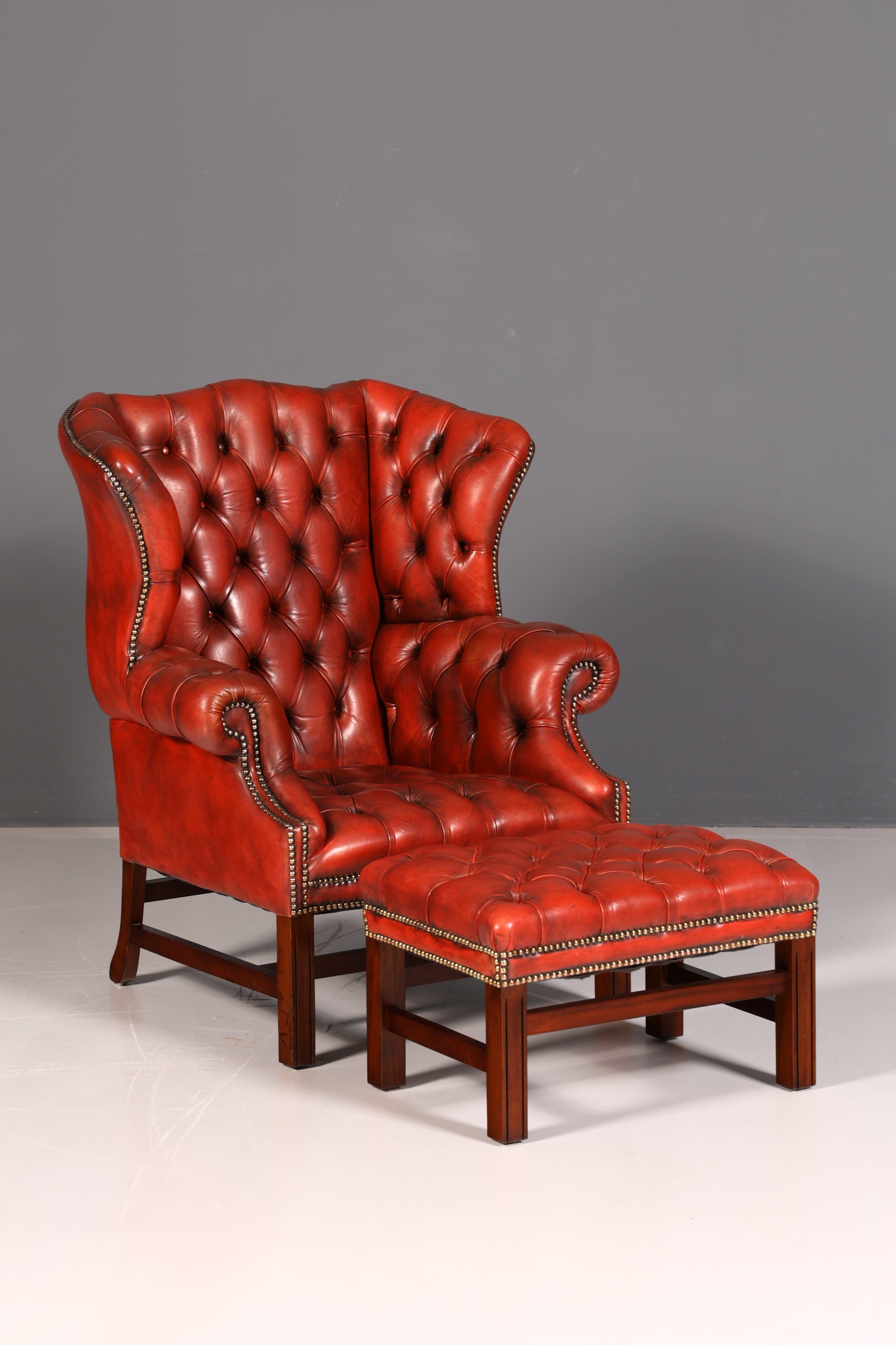 Originele Chesterfield-oortfauteuil met hocker, echt leer, Engelse herenfauteuil, leren fauteuil, antiek, vintage