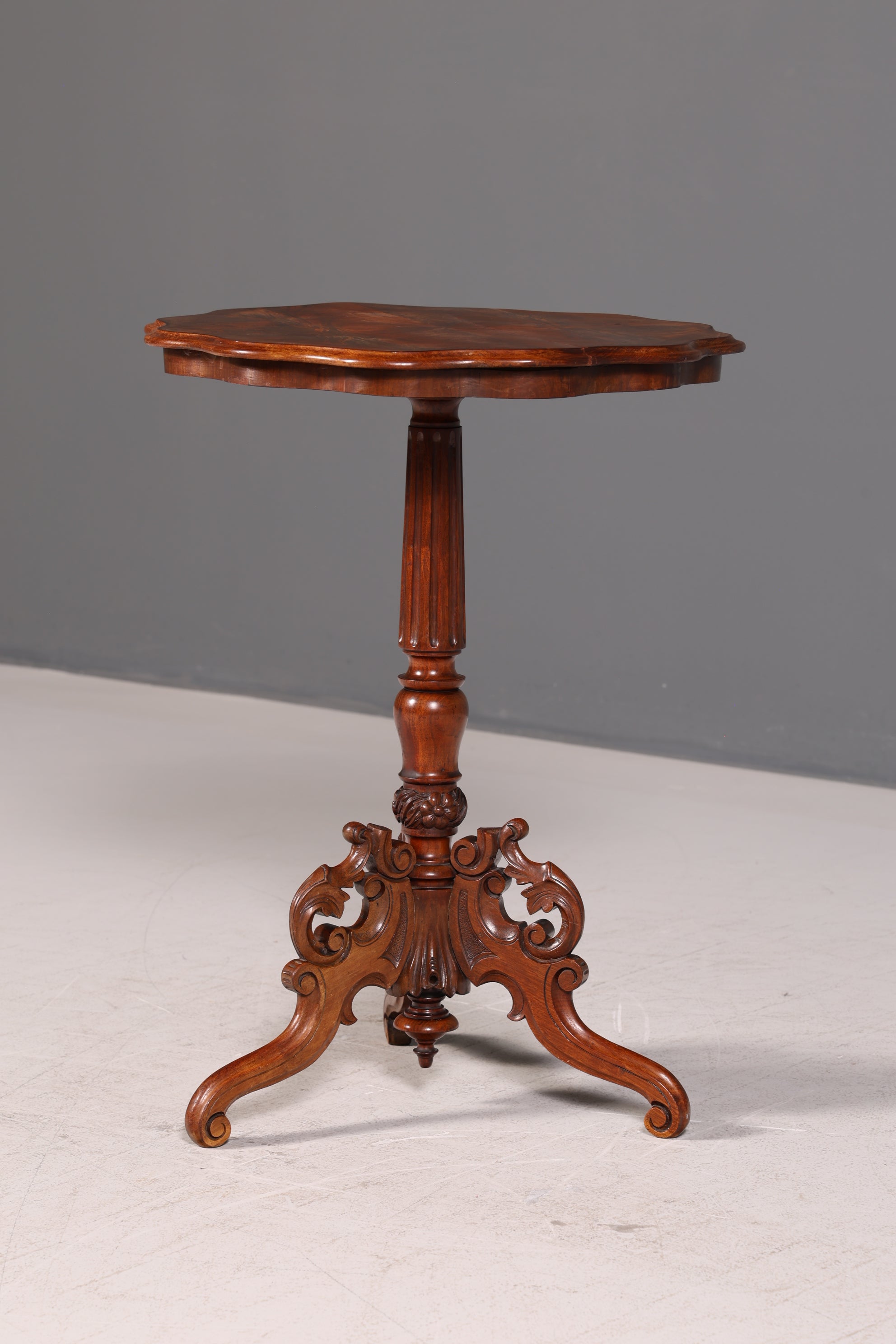 Filigraner Beistelltisch im Antik Stil Barock Ablagetisch Intarsien Beistelltisch Vintage Holz