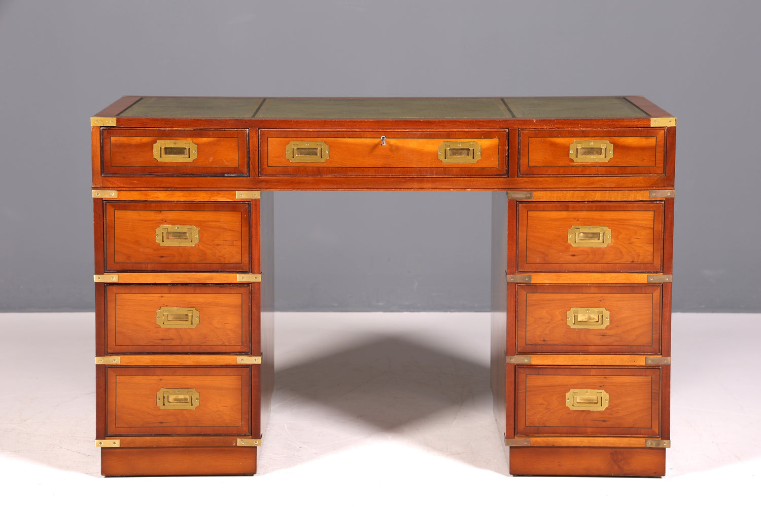 Edler Maritimer Schreibtisch Englischer Military Chest Bürotisch Office Table mit echt Lederauflage