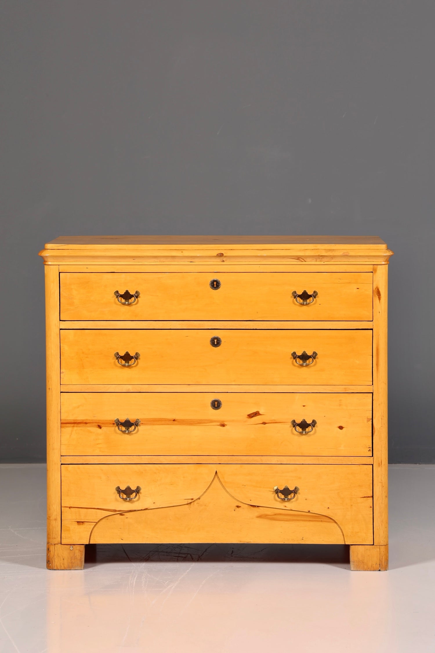 Ediele antieke ladekast van zacht hout met messing beslag, massief hout, vintage