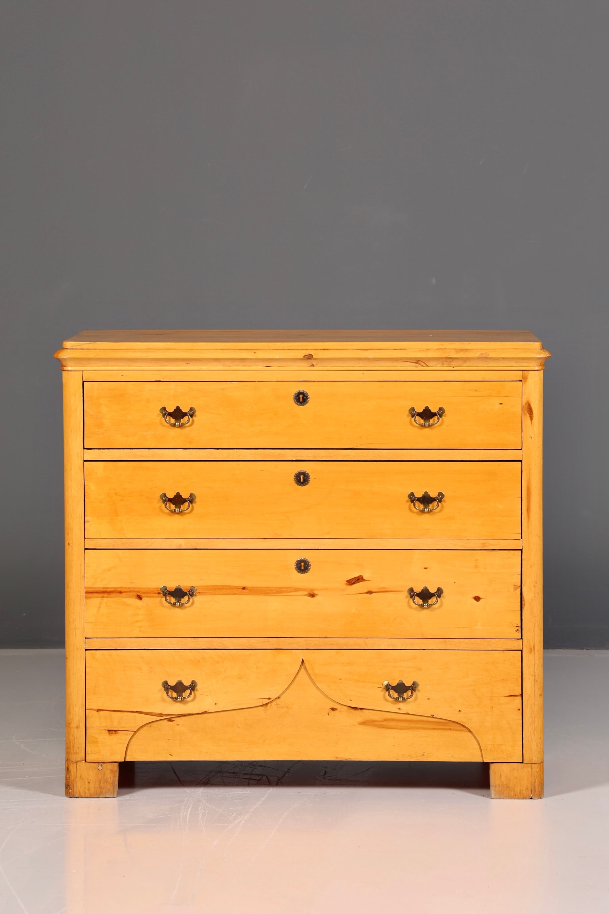 Ediele antieke ladekast van zacht hout met messing beslag, massief hout, vintage