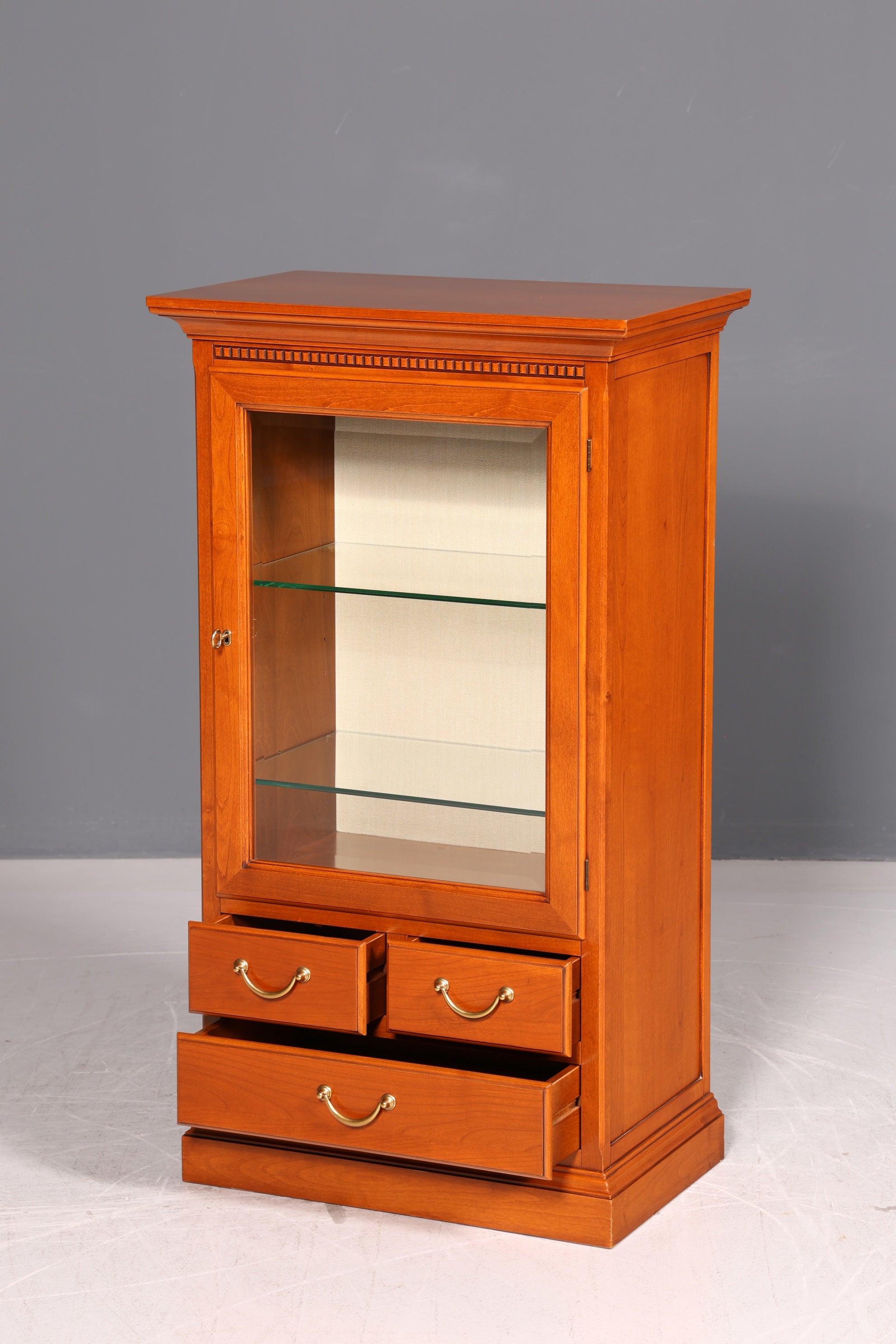 Wunderschöne Original Selva Style International Vitrine Kirschholz Antik Stil Glasvitrine Vertiko Geschirrschrank Italienische Möbel