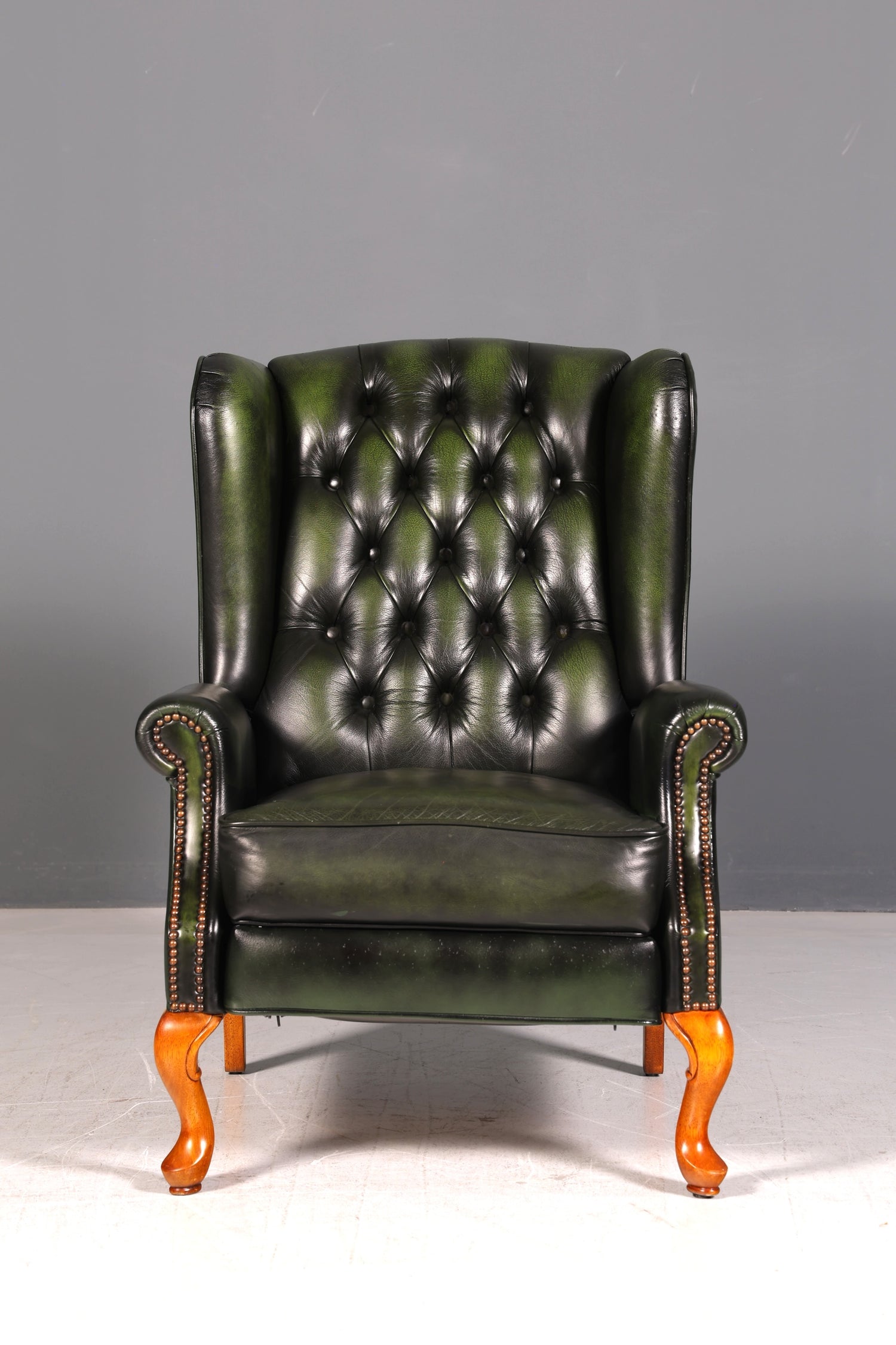 Original Chesterfield Queen Anne Ohrenbackensessel Grün Englisch Leder Herrensessel UK Armlehnsessel Relaxsessel