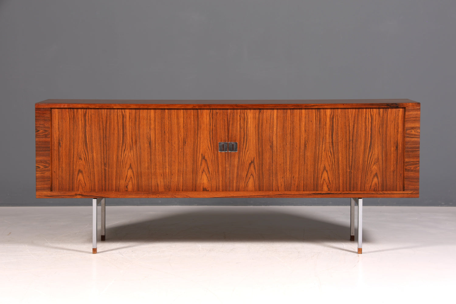 Beeindruckendes Original Hans J. Wegner für RY Møbler Modell RY 25 Sideboard Palisander Holz TV Kommode Vintage Schiebetür Schrank 2 von 2