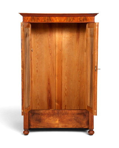 Hauptstadt Möblerei Gründerzeit Kleiderschrank aus massivem Holz mit schöner Maserung und offener Front um 1880