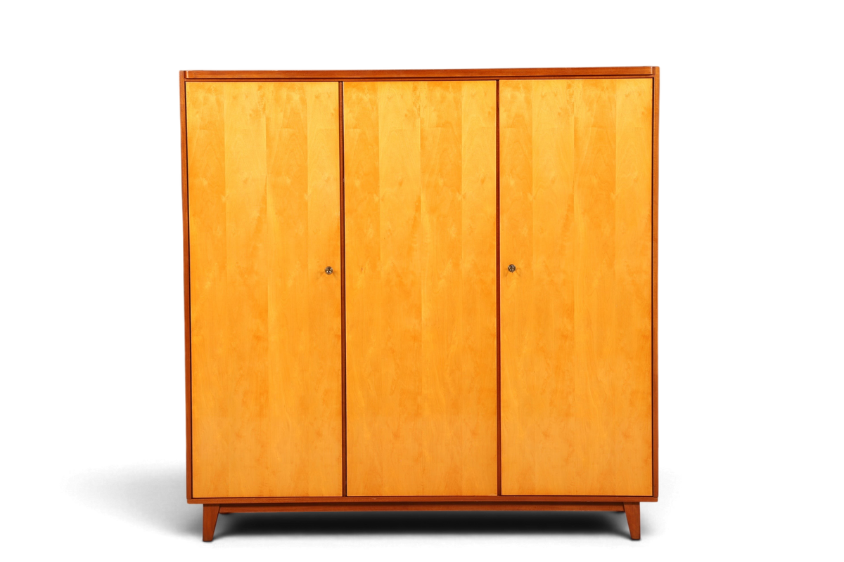 Hauptstadt Möblerei XL Mid Century Kleiderschrank aus hellem Echtholz mit drei Türen im Vintage-Design