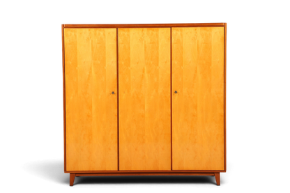 Hauptstadt Möblerei XL Mid Century Kleiderschrank aus hellem Echtholz mit drei Türen im Vintage-Design