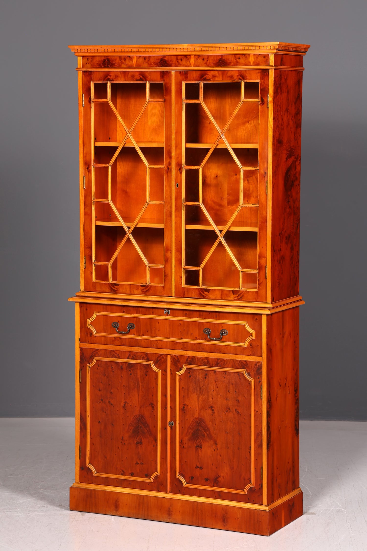 Edler Englischer Sekretär Vitrine Eibe Aufsatzsekretär Schreibschrank Glasvitrine Bücherschrank Antik Vintage