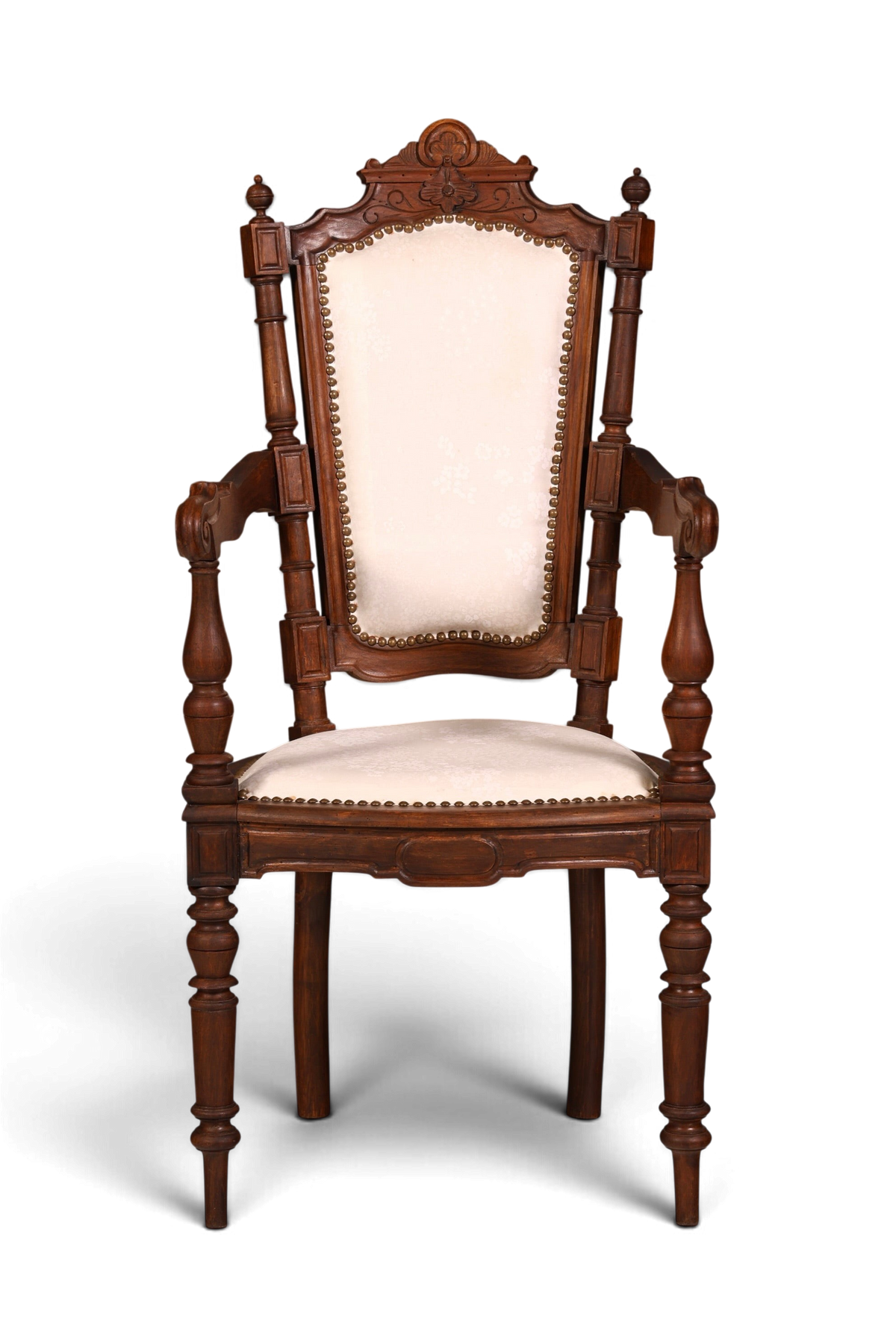 Hauptstadt Möblerei Neorenaissance Armlehnstuhl aus dunklem Holz mit cremefarbenem Polster und dekorativen Ziernägeln