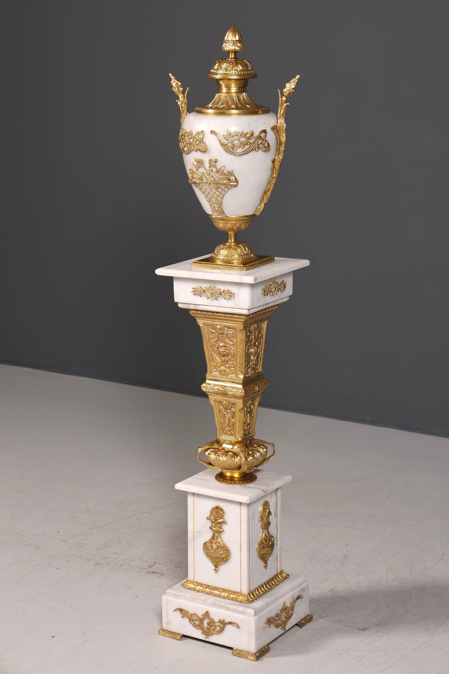 Wunderschöne Barock Stil Säule mit Vase Louis XV Marmor Blumensäule weißer Naturstein Sockel Ablage