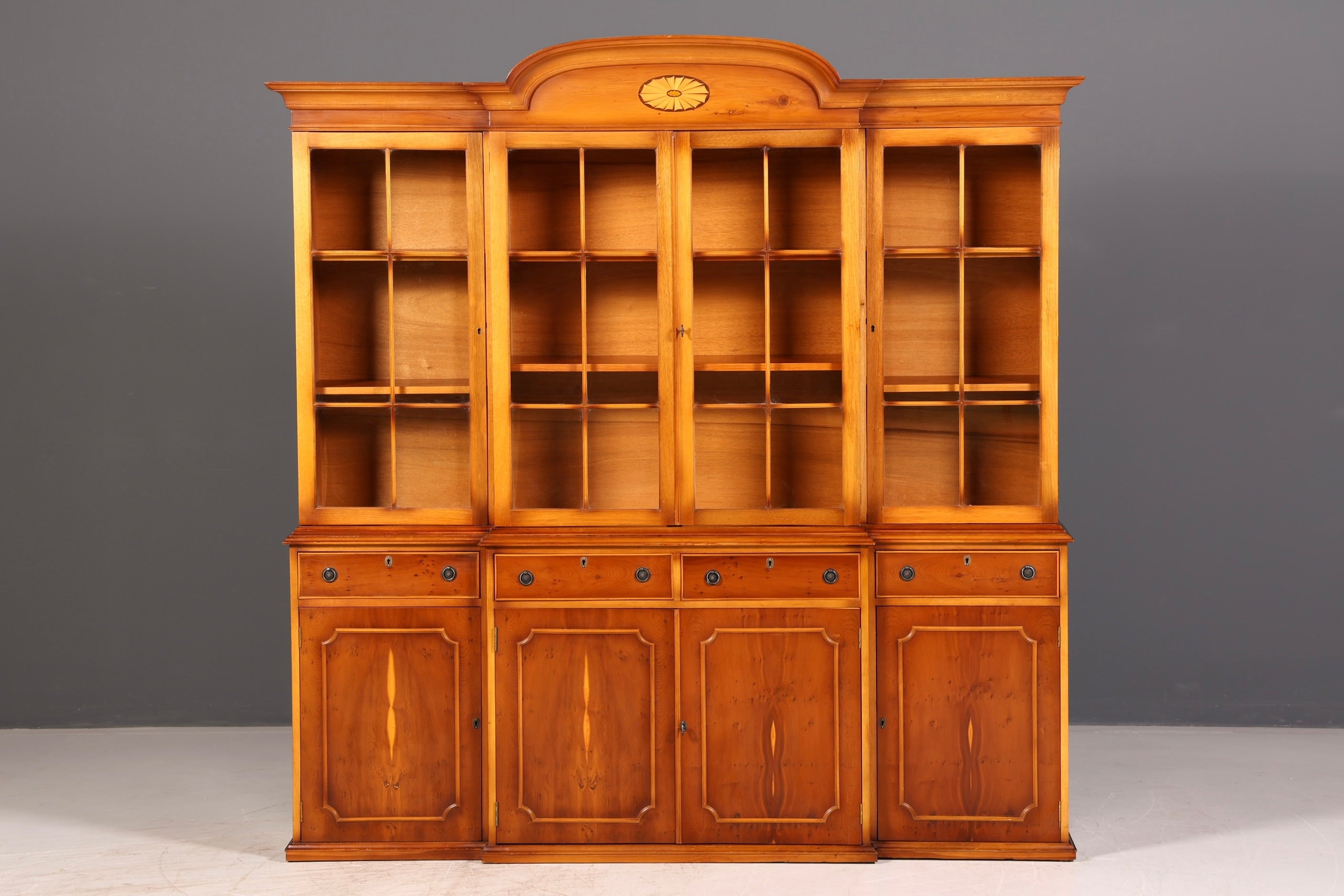 Wunderschöne Englische Vitrine Bücherschrank Eibe Bibliothek Glasvitrine Buffet Vitrinenschrank Antik