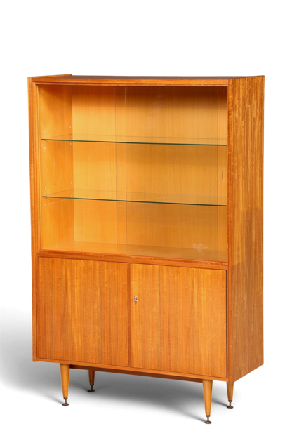 Hauptstadt Möblerei Mid Century Vitrine aus Holz mit Glasschiebetüren, Glasböden und konischen Beinen im 60er Stil