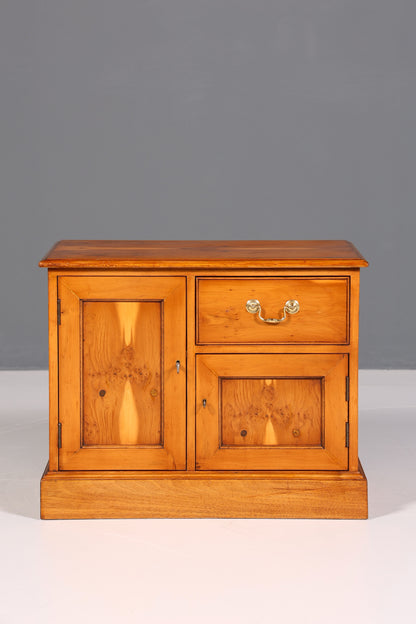 Traumhafte Englische Kommode echt Holz Schrank Eibe Antik 60er Jahre Flurkommode