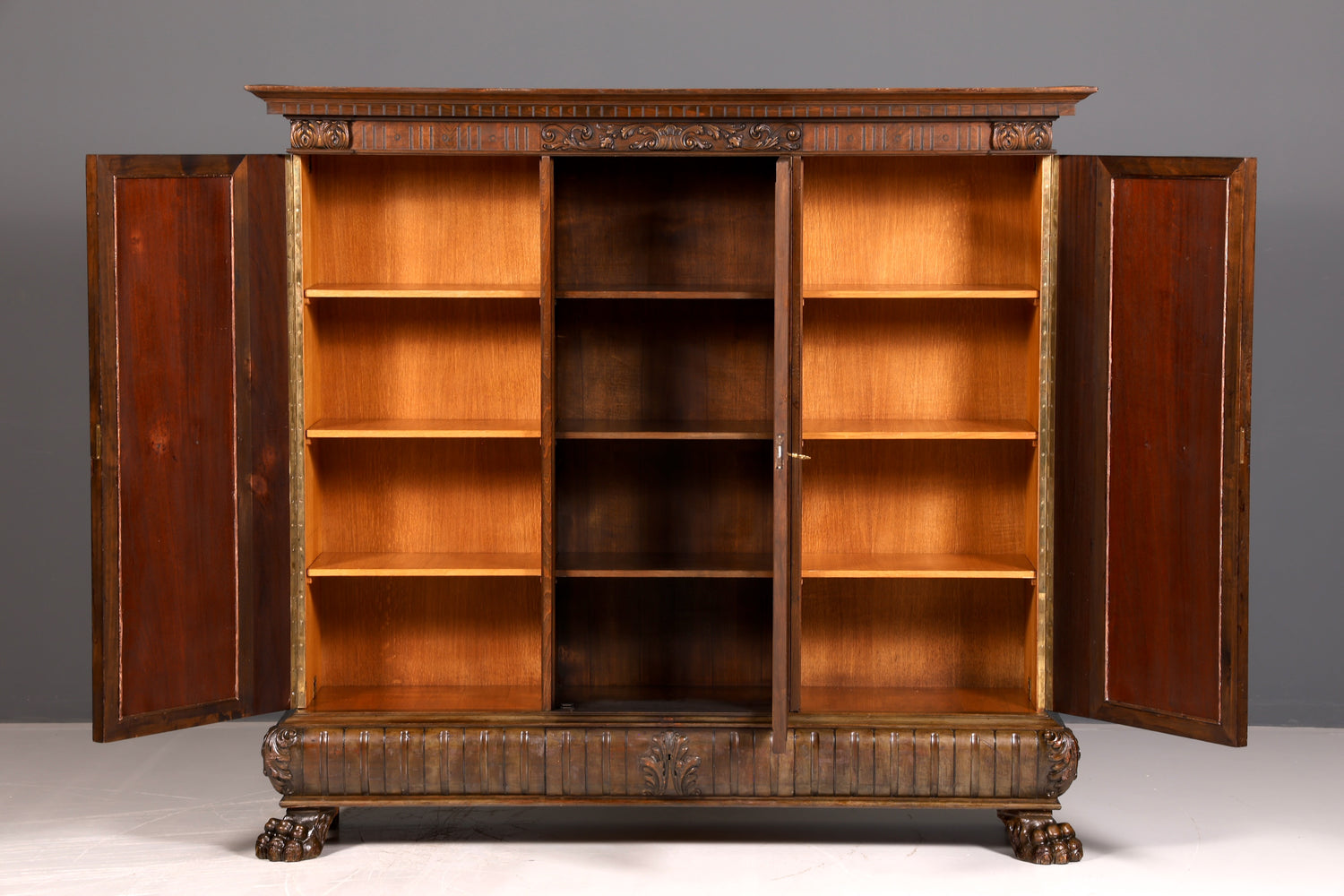 Indrukwekkende neorenaissanceboekenkast uit de Gründerzeit, vitrinekast voor een herenkamer, buffetkast, antiek massief hout