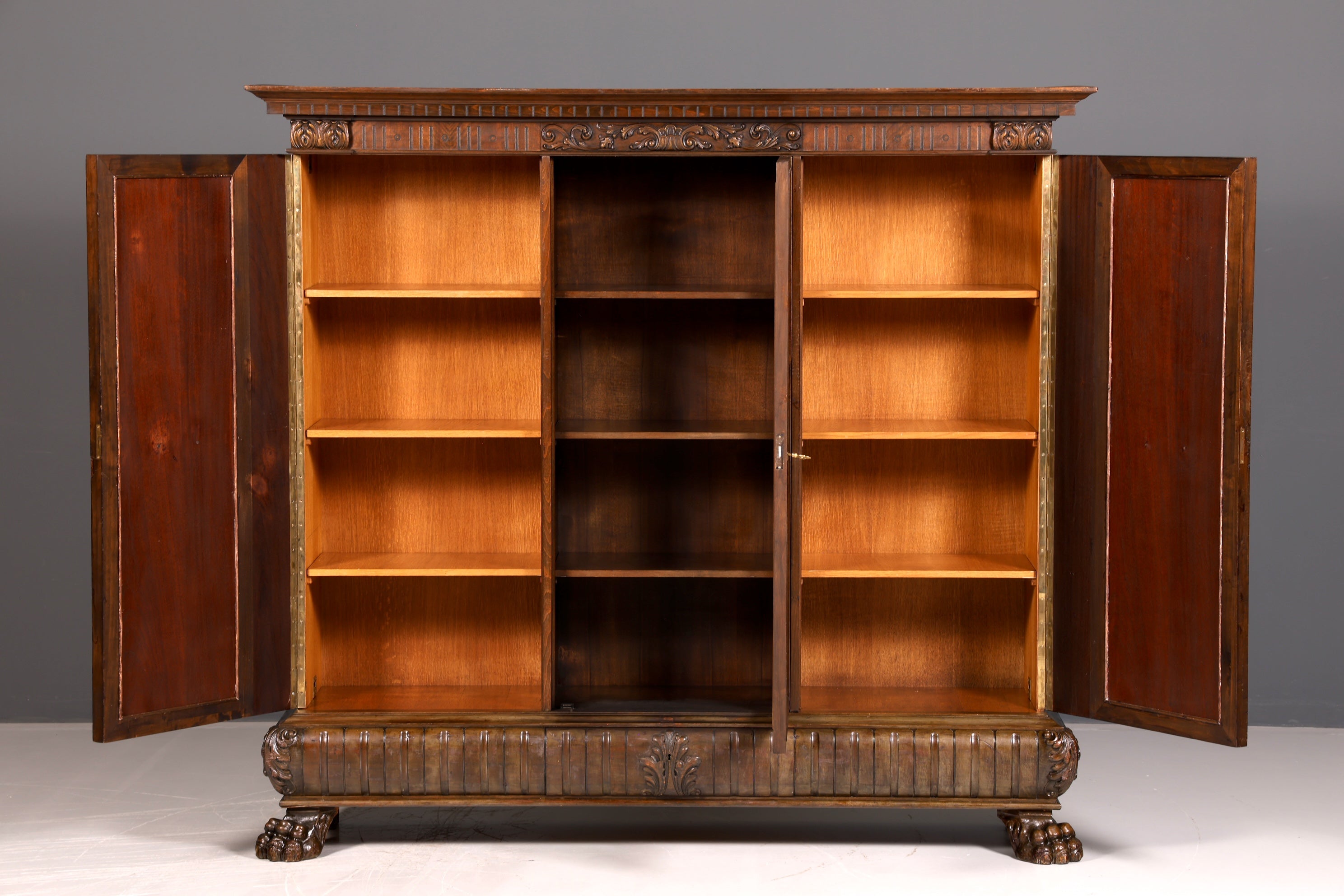 Indrukwekkende neorenaissanceboekenkast uit de Gründerzeit, vitrinekast voor een herenkamer, buffetkast, antiek massief hout