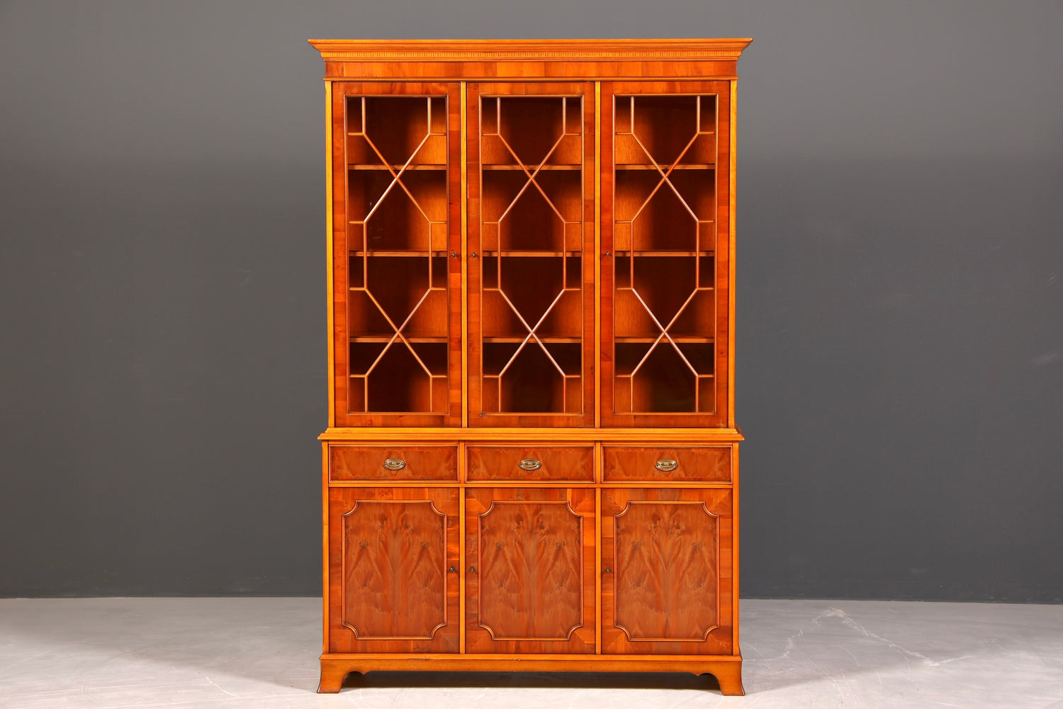 G195 Finish cm Wunderschöne Original Heldense Vitrine Englische Eibe Bücherschrank Buffet Antik Stil Glasvitrine (Kopie)