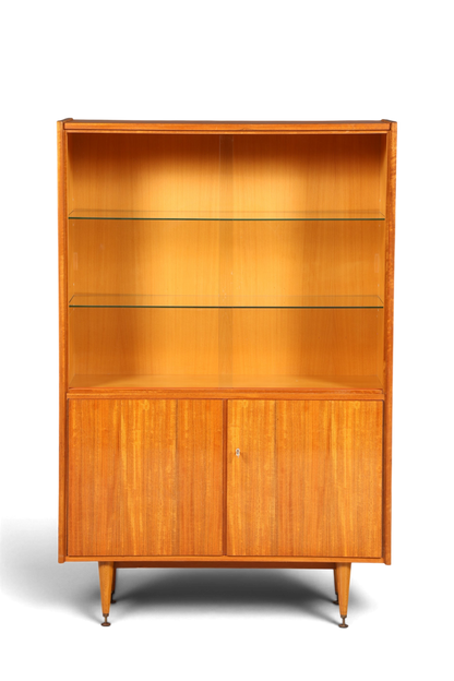Hauptstadt Möblerei Mid Century Vitrine aus Holz mit Glasschiebetüren, Glasböden und konischen Beinen im 60er Stil