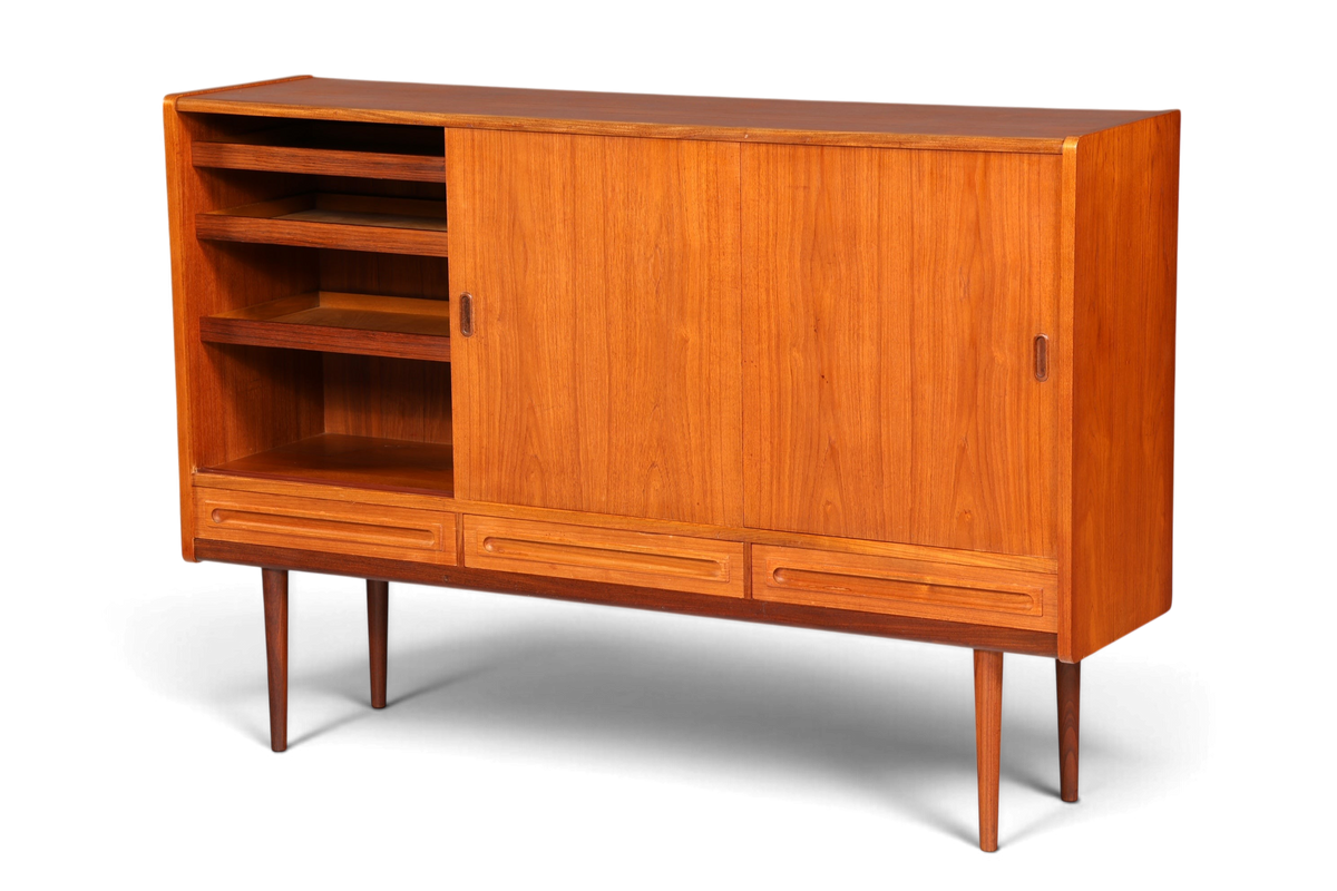 Hauptstadt Möblerei Mid Century Highboard aus Teakholz im skandinavischen Danish Design mit Schiebetüren und Regalen