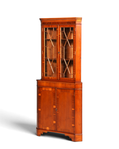 Hauptstadt Möblerei englische Eckvitrine aus massivem Holz im 60er Jahre Stil mit verglasten Türen und Stauraum