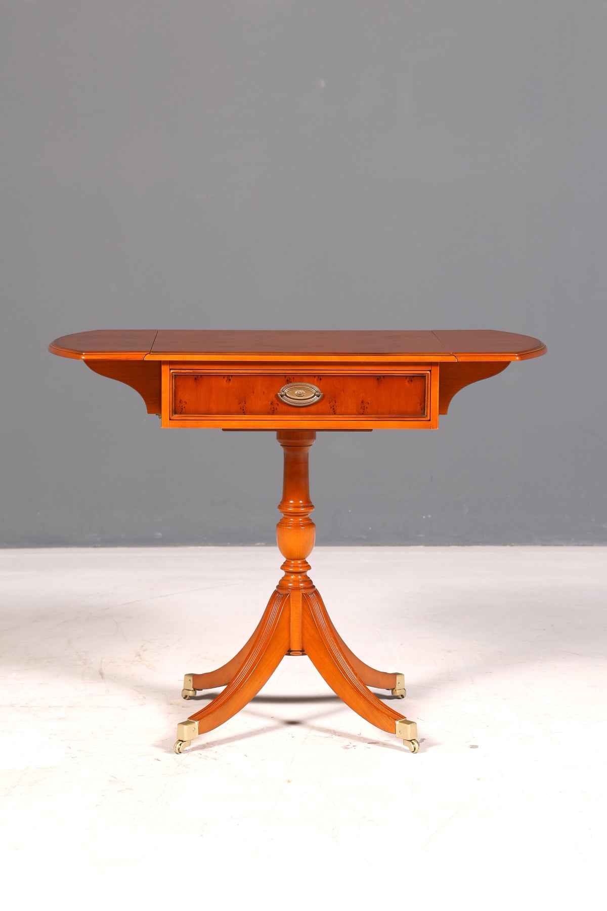 Prachtige originele Heldense bijzettafel van taxushout, klaptafel, opbergtafel, ladekast, telefoontafel